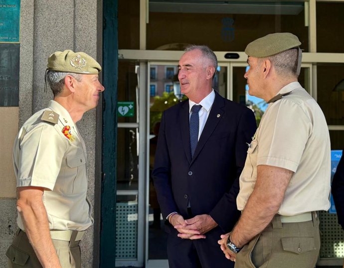 El nuevo director de la Academia de Artillería, coronel Miró (izda), con el coronel saliente De Felipe y el alcalde, a las puertas del Ayuntamiento