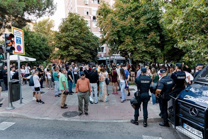 Varias personas con carteles protestan contra el centro de Primera Acogida de Hortaleza, a 2 de septiembre de 2025, en Madrid (España).