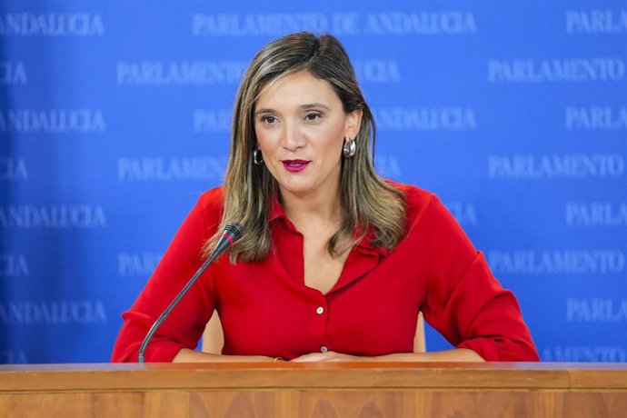 La portavoz del Grupo Parlamentario Socialista, María Márquez, durante la ronda de ruedas de prensa de portavoces de los grupos parlamentarios en el Parlamento de Andalucía, a 3 de septiembre de 2025 en Sevilla (Andalucía, España). Los portavoces de los g