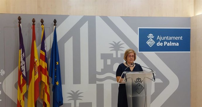 La regidora de Hacienda, Función Pública y Gobierno Interior y portavoz del Ayuntamiento de Palma, Mercedes Celeste, en rueda de prensa.