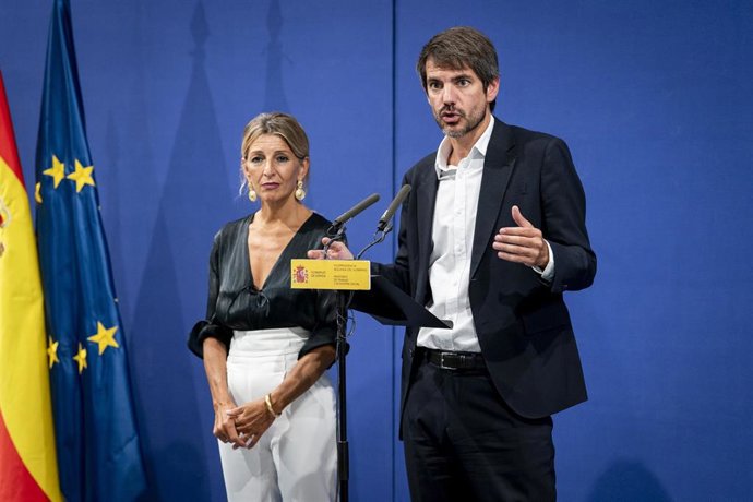 La vicepresidenta segunda del Gobierno y ministra de Trabajo y Economía Social, Yolanda Díaz, y el ministro de Cultura, Ernest Urtasun, ofrecen declaraciones a la prensa tras reunirse con organizaciones ecologistas