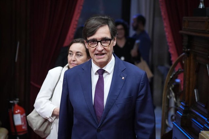 Archivo - El presidente de la Generalitat, Salvador Illa, y la  consellera de Territorio, Vivienda y Transición Ecológica y portavoz de la Generalitat, Sílvia Paneque, a su llegada a un pleno en el Parlament de Catalunya, a 15 de julio de 2025, en Barcelo
