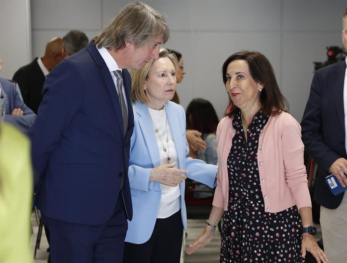 La ministra de Defensa, Margarita Robles (d), junto a el alcalde de Soria, Carlos Martínez Mínguez (i), visita las instalaciones del polígono industrial de Valcorba.