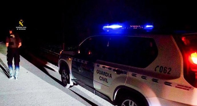 Un vehículo de la Guardia Civil en el lugar en el que ha muerto ahogado un hombre