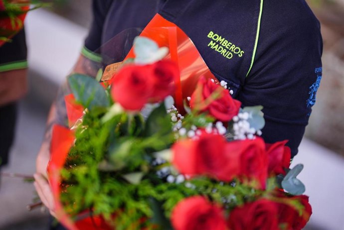 Madrid recuerda a los "héroes" de Almacenes Arias y extiende el homenaje a todos los bomberos en una España incendiada