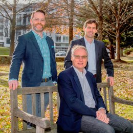 Frank Duff (izquierda arriba), Rick Gordon (derecha arriba) y Richard Struse (centro sentado), cofundadores de Tidal Cyber.