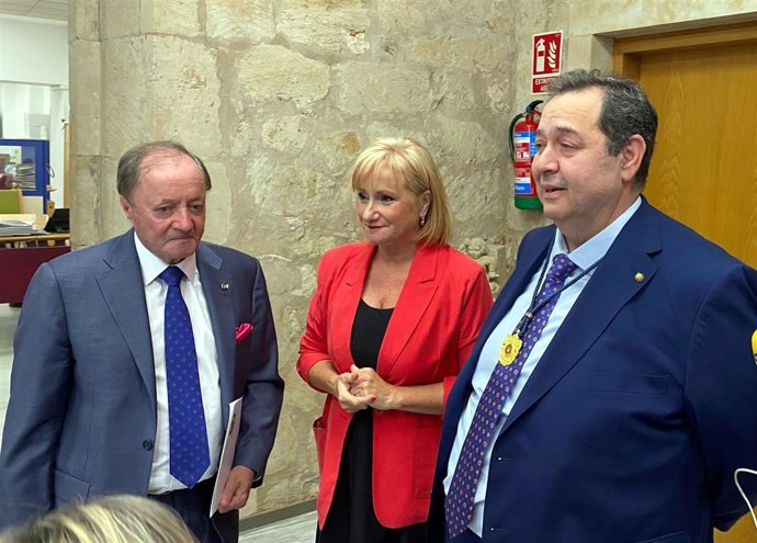 La consejera de Industria, Comercio y Empleo, Leticia García, junto al presidente de la Cámara de Comercio de Salamanca, Benjamín Crespo (dcha) y el presidente Grupo Andrés, Eustaquio Andrés (izda)