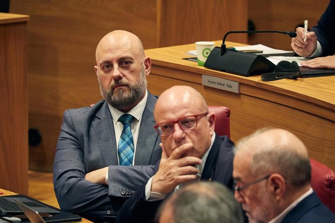 Archivo - El consejero de Economía y Hacienda de Navarra, José Luis Arasti (i), y el consejero de Educación de Navarra, Carlos Gimeno (d), durante una sesión plenaria en el Parlamento de Navarra.