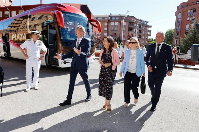 La ministra de Defensa, Margarita Robles (c), junto a el alcalde de Soria, Carlos Martínez Mínguez (2i), visita las instalaciones del polígono industrial de Valcorba.