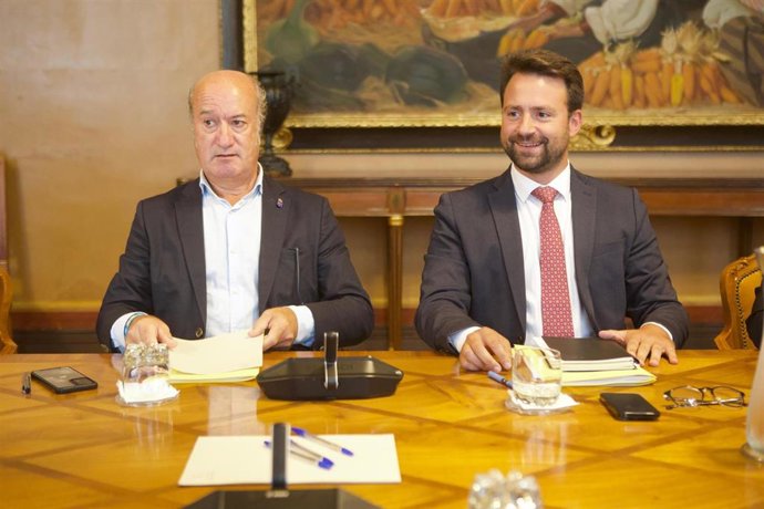 El diputado regional del PP Luis Venta y el presidente del PP asturiano y portavoz parlamentario, Álvaro Queipo, durante la Junta de Portavoces de este miércoles.