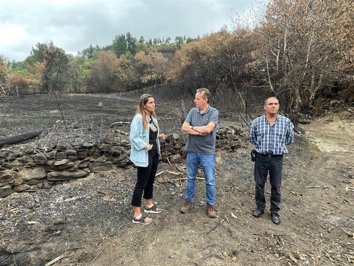 La alcaldesa de Ibias, Gemma Álvarez ; el consejero de Medio Rural y Política Agraria, Marcelino Marcos y el concejal de Ibias, Antonio Villar.