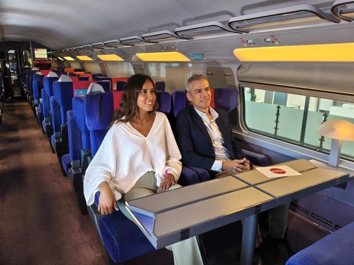 La concejal de Turismo, Eventos y Marca Ciudad del Ayuntamiento de Valladolid, Blanca Jiménez, y el director comercial de Ouigo, Federico Pareja, en un tren de la operadora en la estación vallisoletana.
