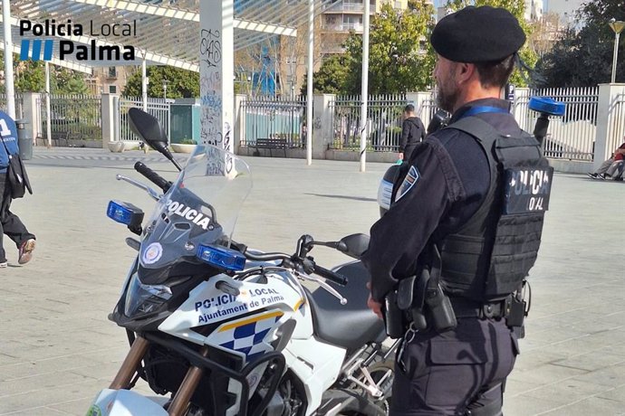 Archivo - Un agente de Policía Local de Palma vigilando en el Parque de las Estaciones.