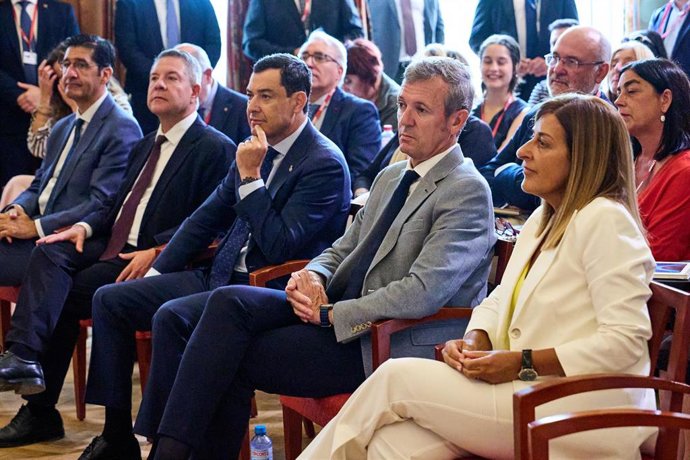 En primer plano, la presidenta de Cantabria, María José Sáenz de Buruaga (PP),  junto a los de Galicia, Alfonso Rueda, y Andalucía, Juanma Moreno, también del PP, y más alejado el de Castilla-La Mancha, Emiliano García-Page (PSOE)