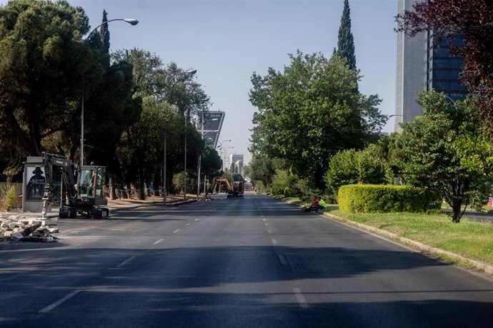 Dos obreros trabajan durante el inicio de la segunda fase de las obras de Parque Castellana, a 4 de agosto de 2025, en Madrid (España). 