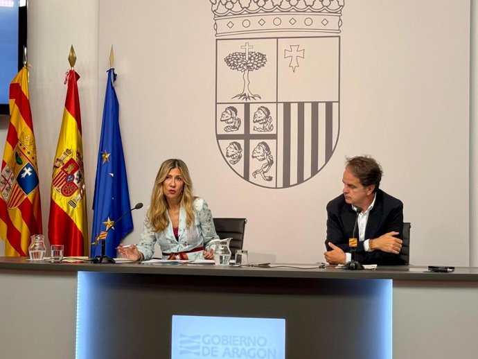 La vicepresidenta del Gobierno de Aragón, Mar Vaquero, y el consejero de Hacienda, Interior y Administración Pública, Roberto Bermúdez de Castro.