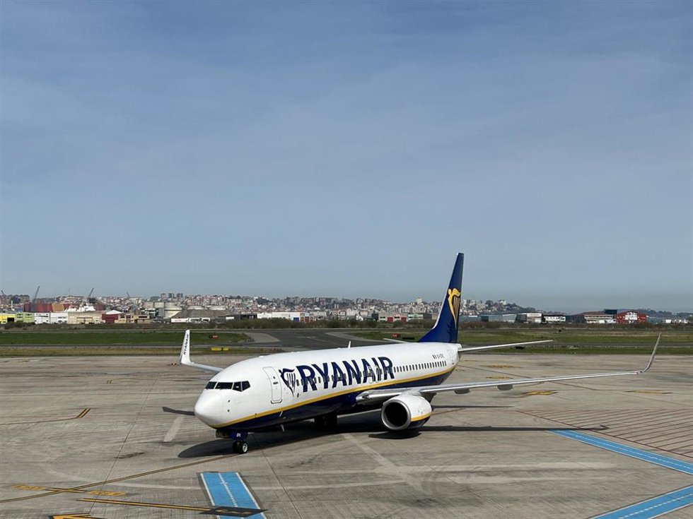 Archivo - Avión Ryanair en aeropuerto Seve Ballesteros 