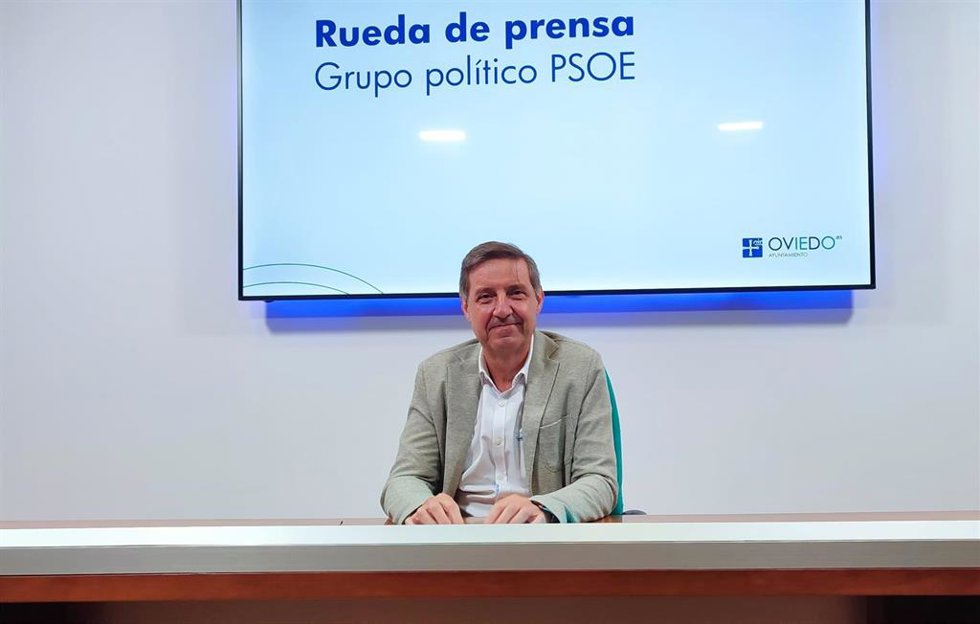 Archivo - El portavoz del PSOE de Oviedo, Carlos Fernández Llaneza.