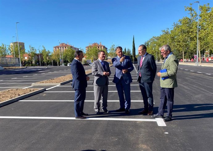 El consejero de Presidencia González Gago (segundo por la izquierda) durante la visita a un nuevo aparcamiento en superficie de Salamanca.