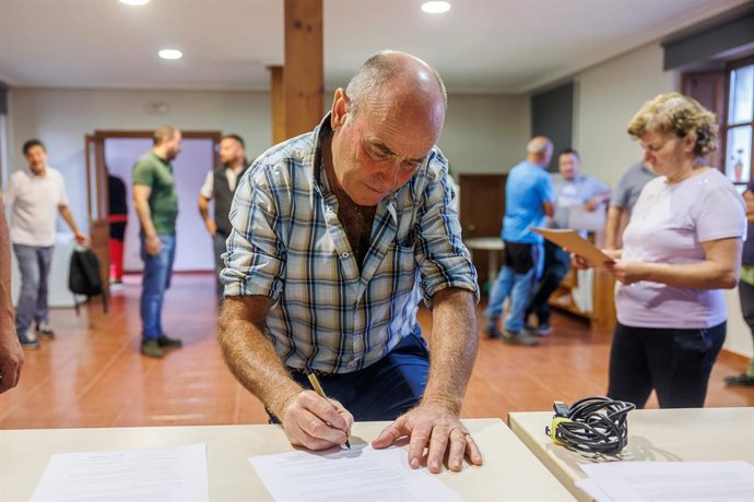 Explotaciones ganaderas firman un acuerdo con Redeia.