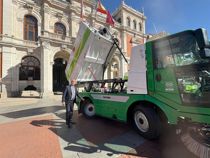 El concejal de Salud Pública y Seguridad Ciudadana, Alberto Cuadrado, en la presentación de las tres nuevas barredoras del Servicio de Limpieza de Valladolid