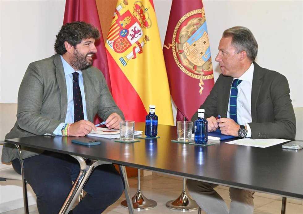 El presidente del Gobierno regional, Fernando López Miras, reunido con el alcalde de Lorca, Fulgencio Gil