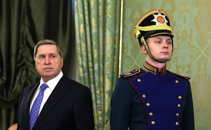 Archivo - HANDOUT - 17 de janeiro de 2025, Rússia, Moscou: O assessor de relações exteriores de Putin no Kremlin, Yuri Ushakov (à esq.), é fotografado antes da reunião entre o presidente russo Putin (não fotografado) e o presidente iraniano Masoud Pezeshk