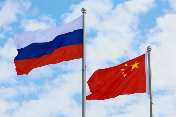 Imagem de arquivo das bandeiras da China e da Rússia.