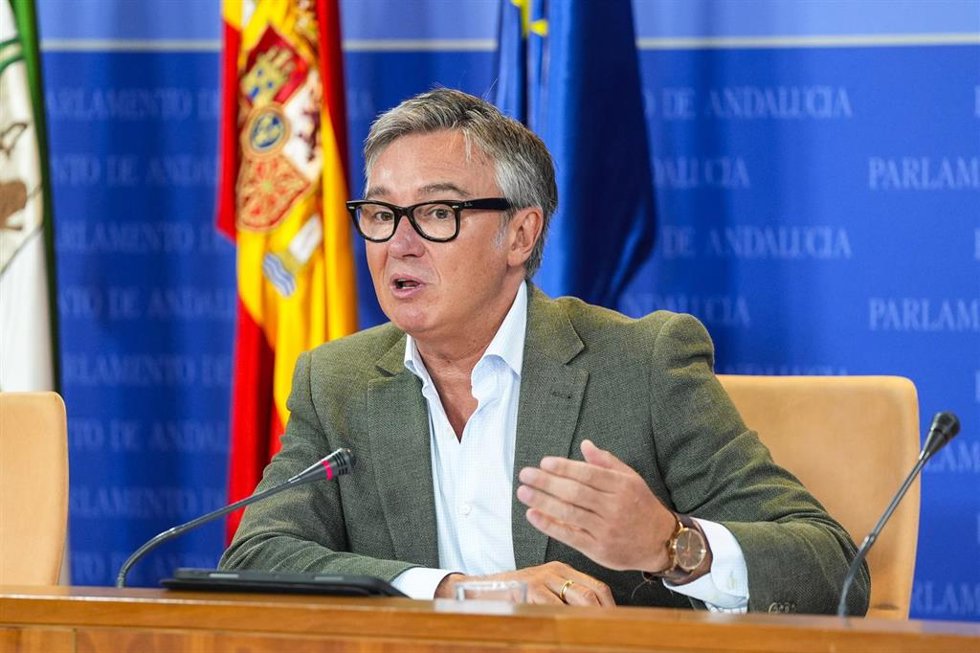 El portavoz del Grupo Parlamentario Vox, Manuel Gavira, durante la ronda de ruedas de prensa de portavoces de los grupos parlamentarios en el Parlamento de Andalucía, a 3 de septiembre de 2025 en Sevilla (Andalucía, España). Los portavoces de los grupos