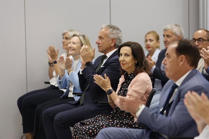 La ministra de Defensa, Margarita Robles (2d), visita las instalaciones del polígono industrial de Valcorba, donde está prevista la construcción de un Centro de Capacidades Tecnológicas Avanzadas de la Defensa, a 3 de agosto de 2025