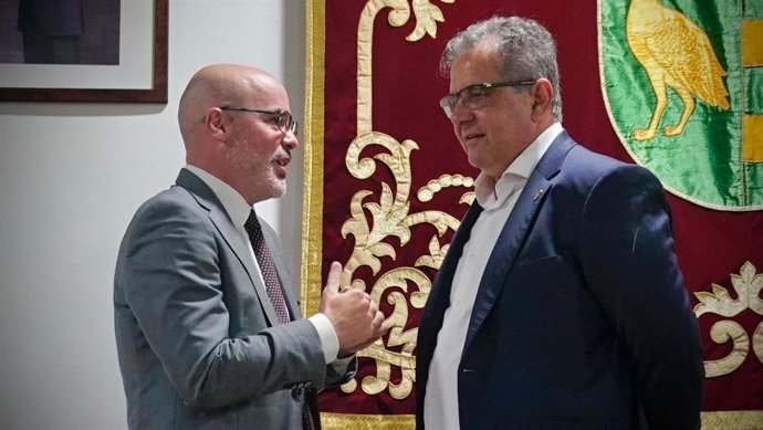 El delegado del Gobierno en Madrid, Francisco Martín, junto al alcalde de Parla, Ramón Jurado, tras presidir la Junta Local de Seguridad, el 3 de septiembre de 2025.