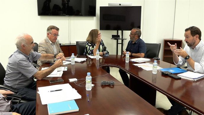Reunión entre la consejera de Agricultura, Ganadería y Desarrollo Sostenible, Mercedes Morán, y el presidente de la Diputación de Cáceres, Miguel Ángel Morales, para coordinar medidas sobre el agua en municipios afectados por los incendios del verano