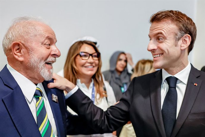 Archivo - HANDOUT - 01 December 2023, United Arab Emirates, Dubai: Brazilian President Luiz Inacio Lula da Silva (L) meets with French President Emmanuel Macron during the opening of the United Nations Climate Change Conference (COP28). Photo: Ricardo Stu