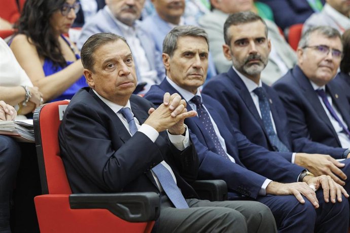 Desde la izquierda, el ministro de Agricultura, Pesca y Alimentación, Luis Planas,  el delegado de Gobierno en Andalucía, Pedro Fernández, el consejero de Agricultura, Ramón Fernández-Pacheco, y el subdelegado en Granada, José Antonio Montilla