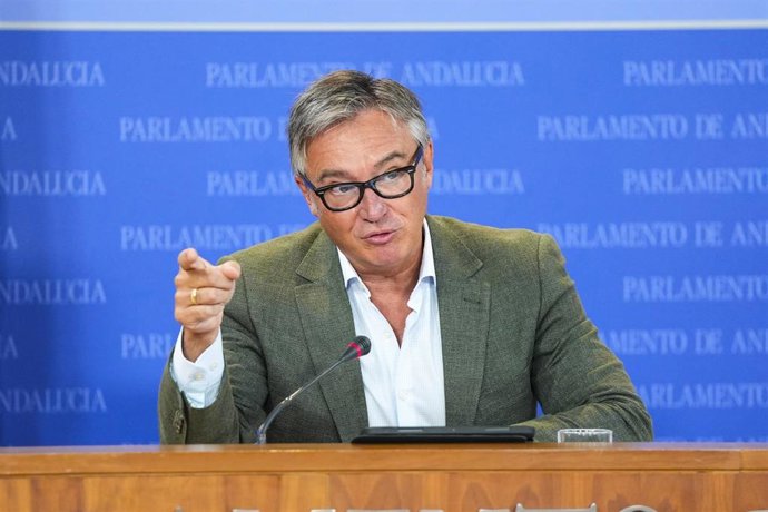 El portavoz del Grupo Parlamentario Vox, Manuel Gavira, durante la ronda de ruedas de prensa de portavoces de los grupos parlamentarios en el Parlamento de Andalucía, a 3 de septiembre de 2025 en Sevilla (Andalucía, España). Los portavoces de los grupos p