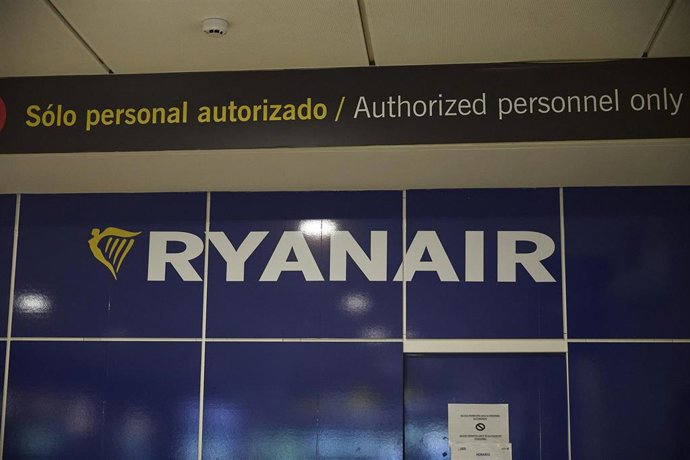 Carteles indicadores de Ryanair en el Aeropuerto Adolfo Suárez Madrid-Barajas, a 23 de agosto de 2025, Madrid (España). 