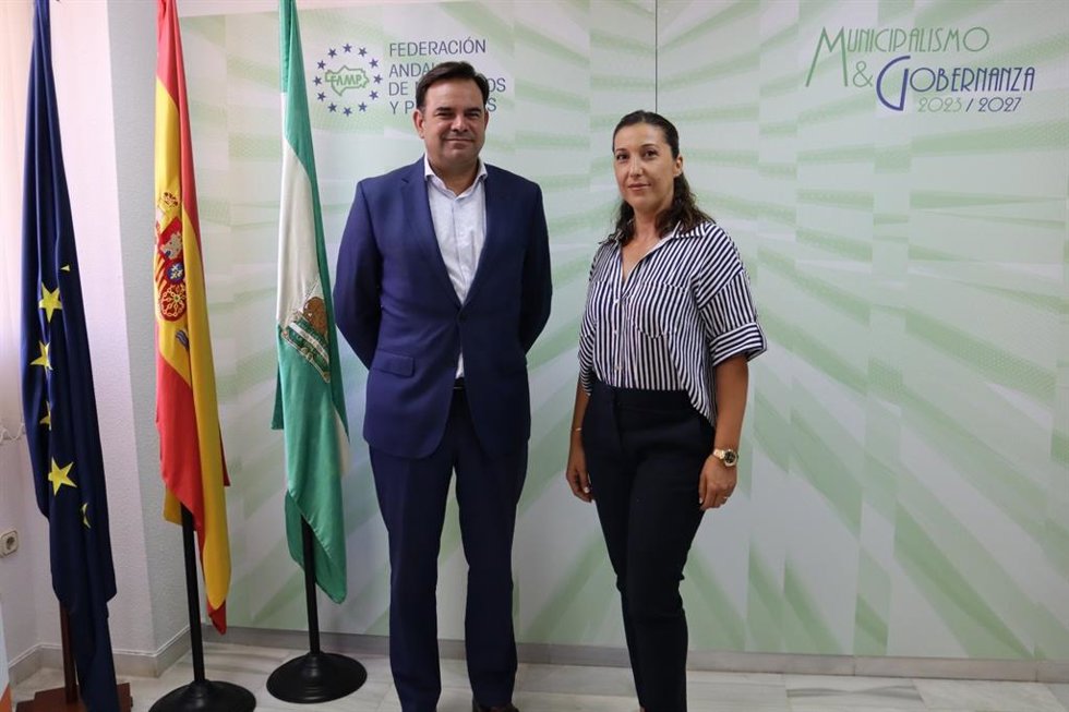 La Secretaria General de la FAMP, Yolanda Sáez, y el Secretario General de Financiación Europea, Gerardo Fernández-Gavilanes, en representación de la Consejería de Economía, Hacienda y Fondos Europeos.
