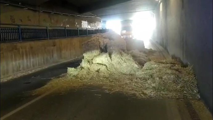 Cargamento de paja que se ha desprendido del camión.