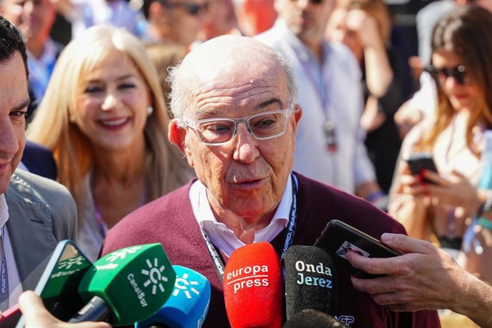Archivo - El CEO de Dorna Sports, Carmelo Ezpeleta, atendiendo a los medios de comunicación.