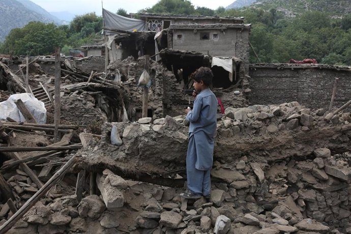 Un niño afgano frente a viviendas destruidas en la localidad de Nurgal, en la provincia de Kunar, a causa del terremoto de magnitud 6 en la escala abierta de Richter en el este de Afganistán (archivo)