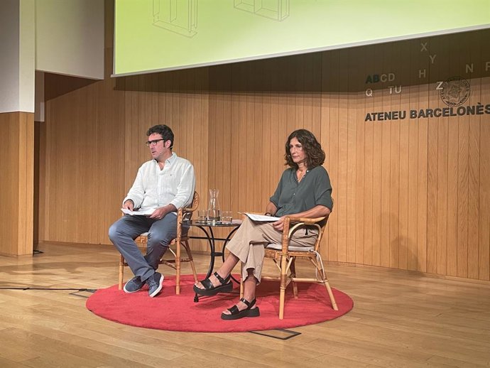 El president d'Editors.cat Ilya Pérdigo i la directora de la Setmana del Llibre en Català Cristina Domènech