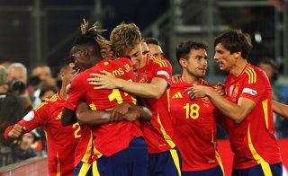 Archivo - 05 June 2025, Baden-Wuerttemberg, Stuttgart: Spain's Lamine Yamal (2nd L) celebrate scoring his side's third goal with teammates during the UEFA Nations League semi-final soccer match between Spain and France at Stuttgart Arena. Photo: Christian