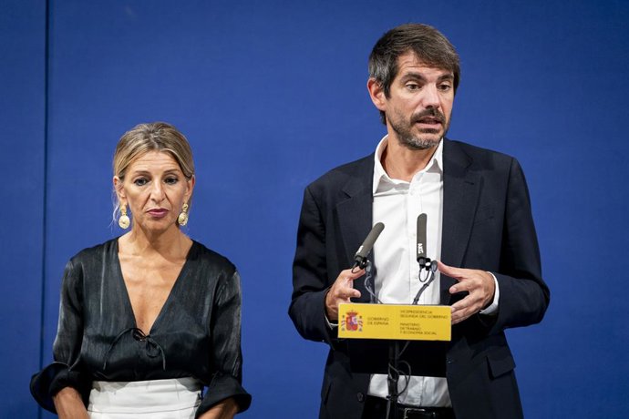 La vicepresidenta segona del Govern i ministra de Treball i Economia Social, Yolanda Díaz, i el ministre de Cultura, Ernest Urtasun