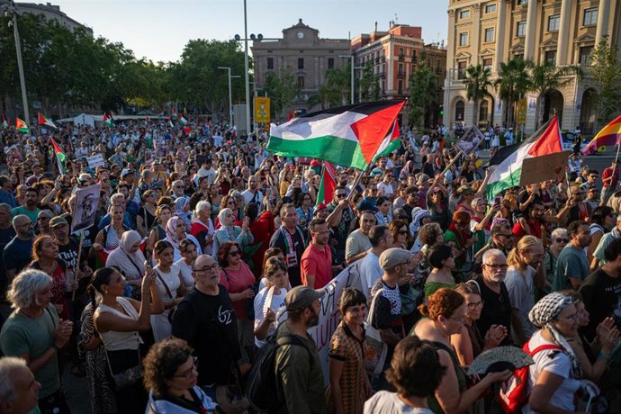 Varias personas con banderas palestinas durante una manifestación por la liberación de Palestina, a 9 de agosto de 2025, en Barcelona, Catalunya (España).