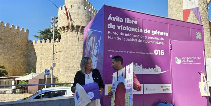 La teniente de alcalde de Servicios Sociales, Paloma del Nogal, junto con el técnico municipal de Igualdad, Daniel García, ha presentado este miércoles las campañas de sensibilización que se desarrollarán durante el Mercado Medieval