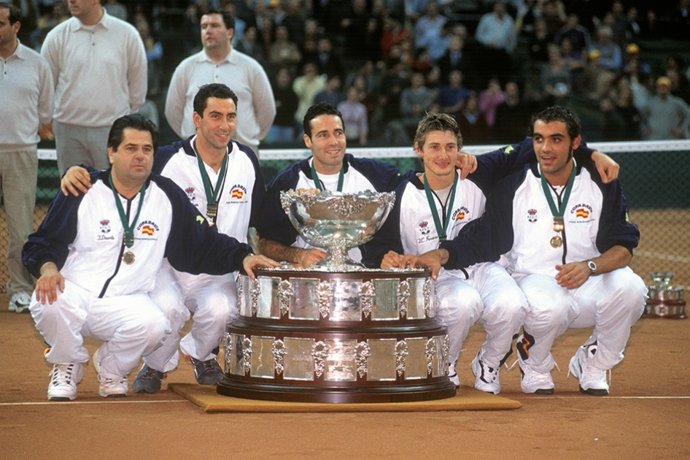 Imagen de la celebración de la primera Copa Davis conquistada por España.