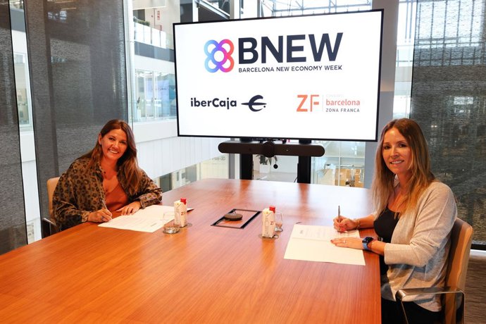 La directora territorial de l'Arc Mediterrani d'Ibercaja, Myriam Santos-Morán Torrens, i la directora general del CZFB, Blanca Sorigué