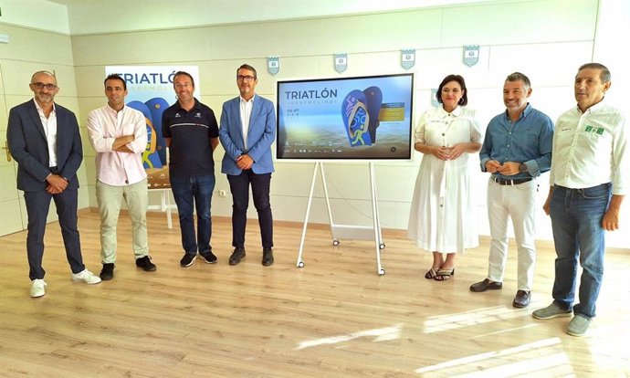 Más de 1.500 deportistas participarán en la Liga Nacional de Clubes de Triatlón, que se celebrará en Torremolinos. Ayuntamiento, Diputación y Junta han presentado el evento junto a la Federación Nacional y Andaluza de este deporte.À