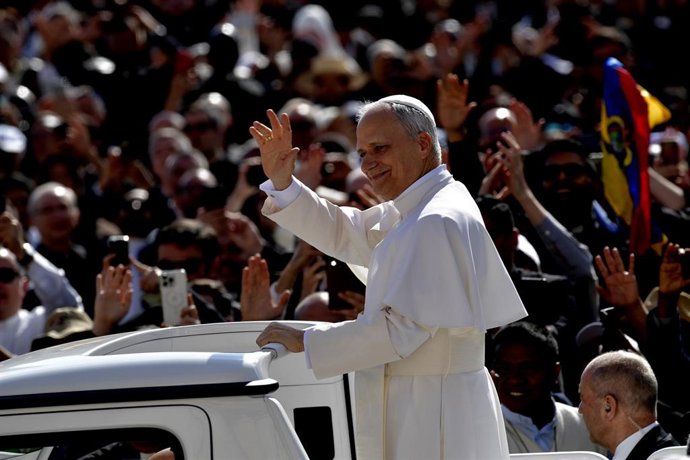 Archivo - El Papa León XIV recorre la plaza de San Pedro en Papamóvil en una fotografía de archivo.