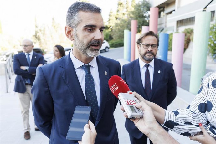 El consejero de Agricultura, Pesca, Agua y Desarrollo Rural de la Junta de Andalucía, Ramón Fernández-Pacheco, atiende a los medios en presencia del delegado del Gobierno andaluz en Granada, Antonio Granados